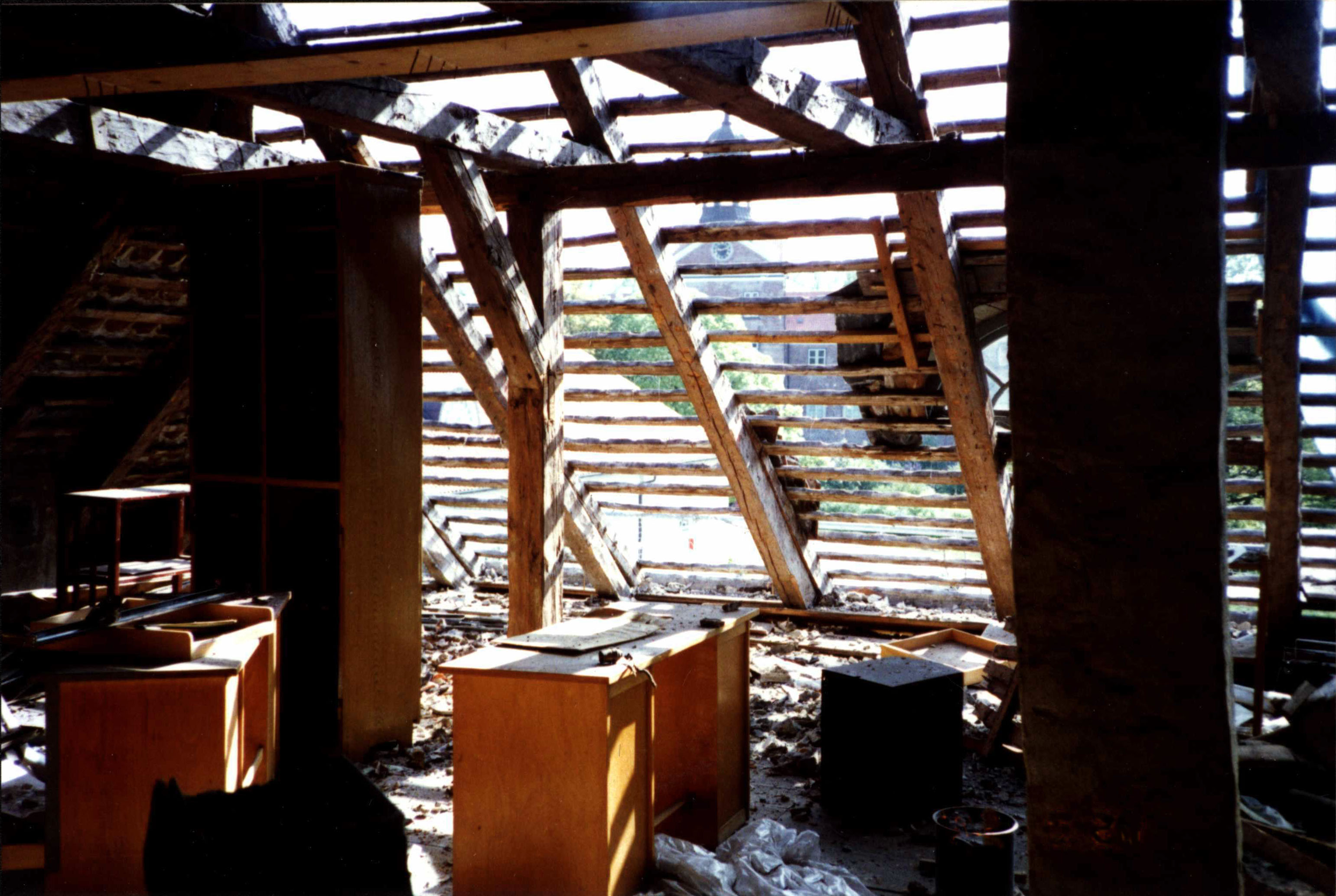 Der Dachboden, Mai 1992. Blick durch den Dachstuhl.