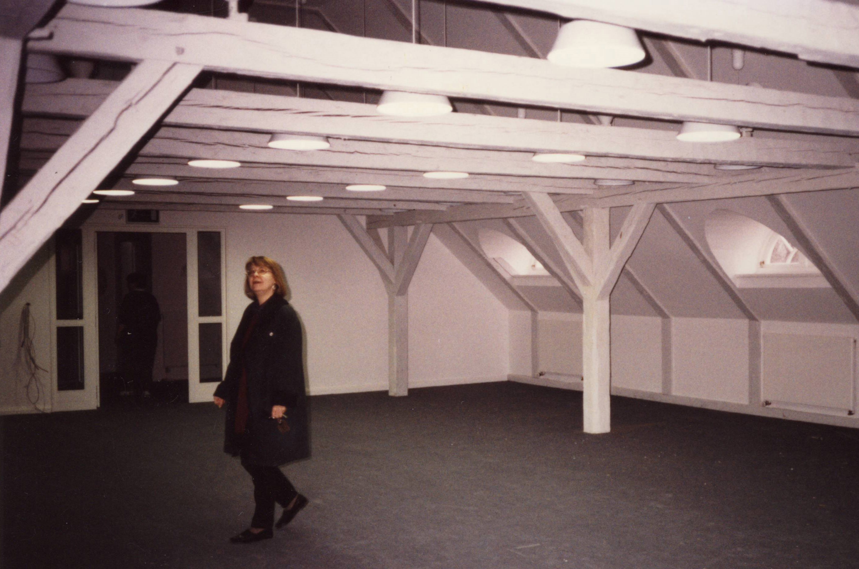 Der Dachboden im Februar 1994. Begutachtung des weitgehend fertigestellten Seminarraum.