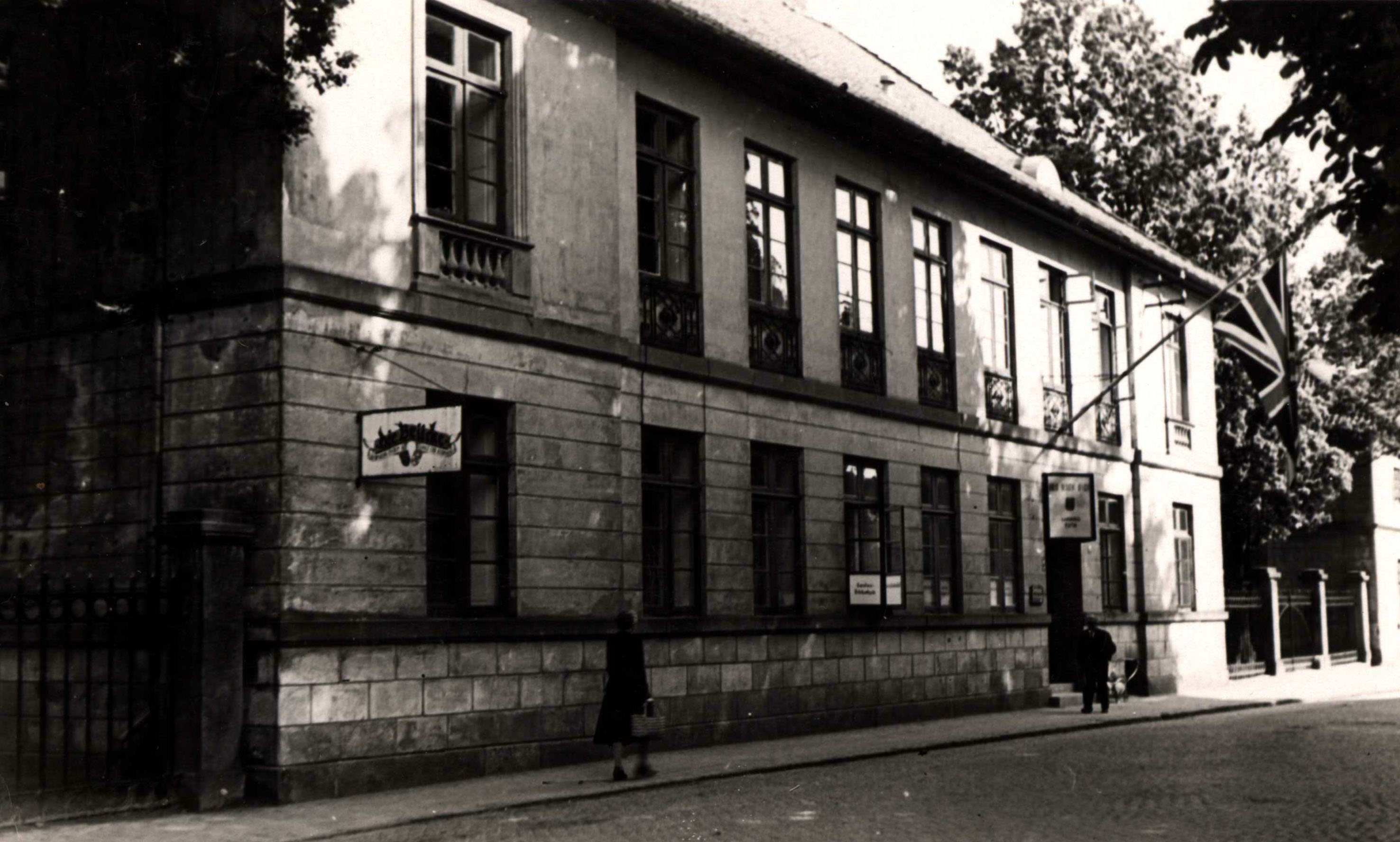 Westfront des Kavalierhauses um 1948.
