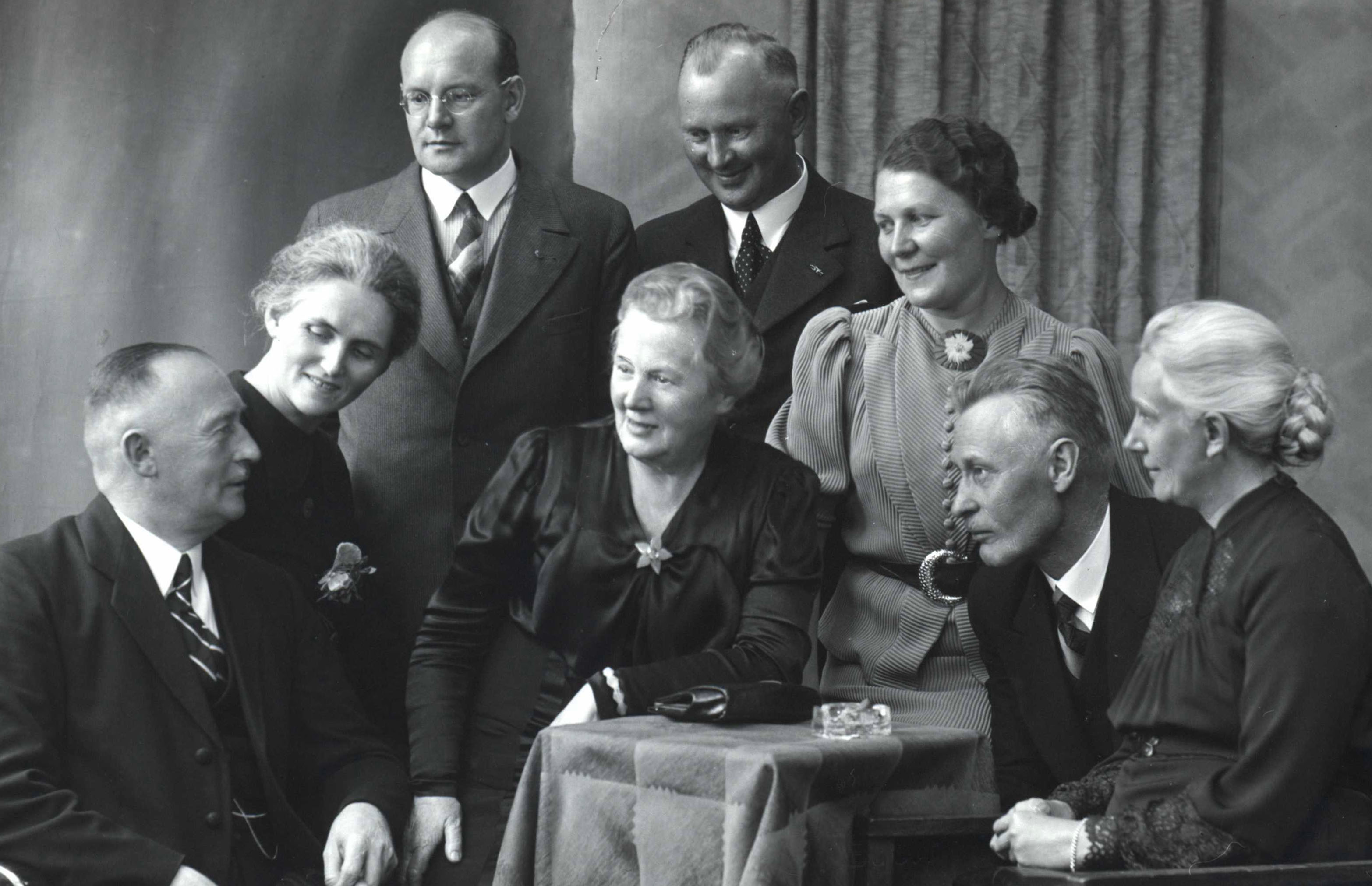 “Die Dichterfamilie“. Von links nach rechts: Otto Garber, Frau Eckmann, Hans Ehrke, Frau Meyer, Heinrich Eckmann, Frau Ehrke, Gustav Friedrich Meyer, Frau Garber