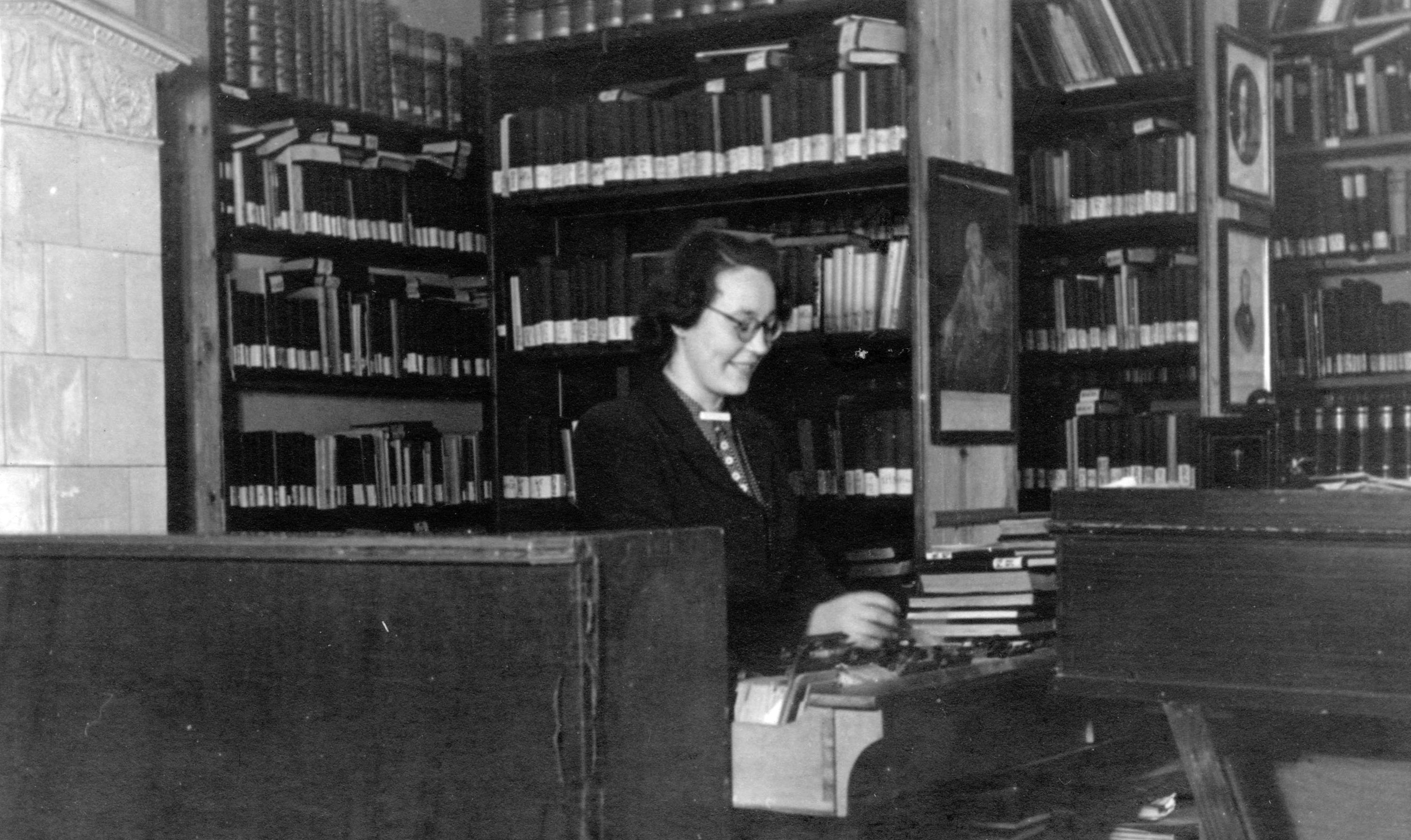 BIbliothekarin Margarete Walter im Ausleihraum der Kreisbibliothek.