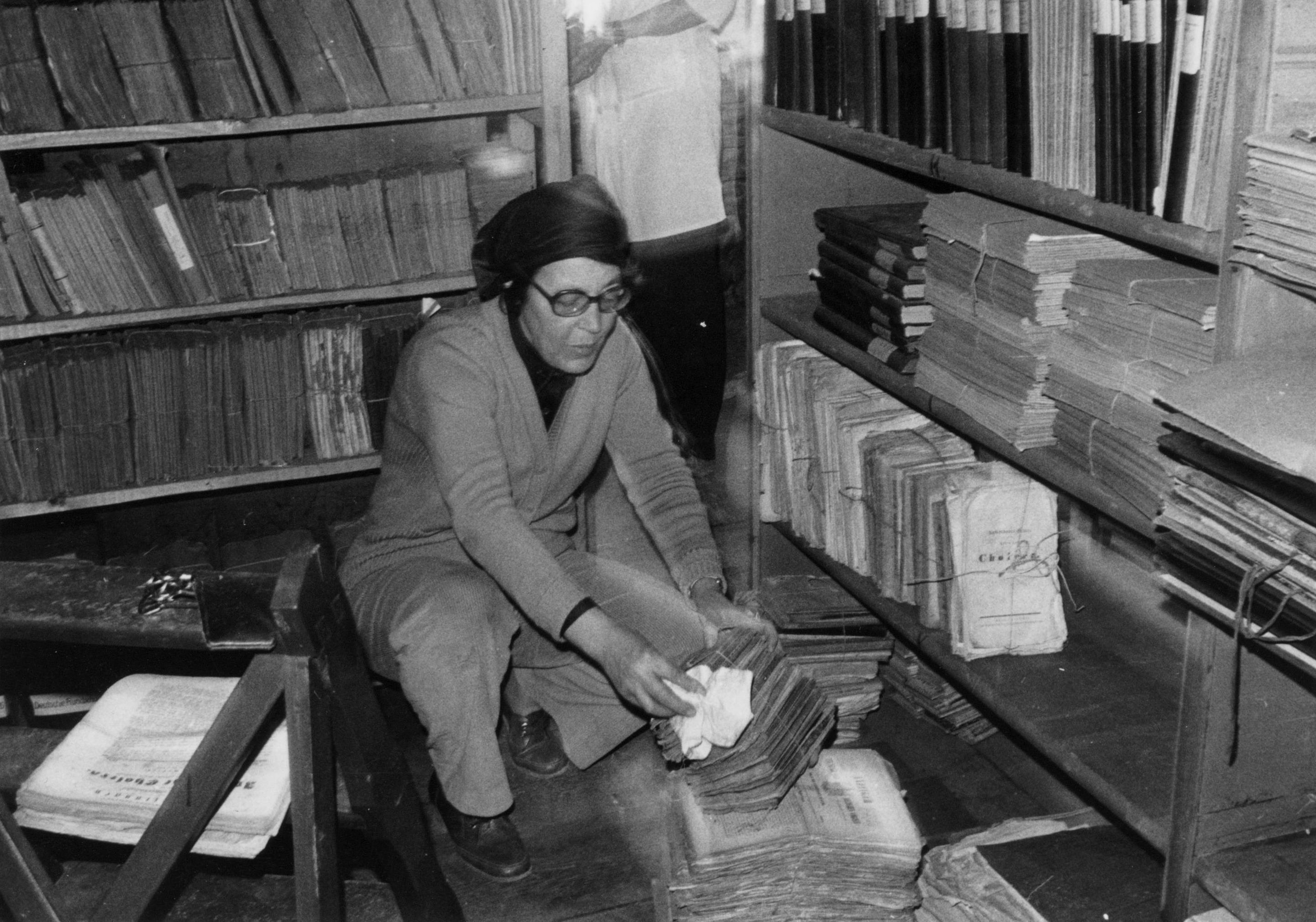 Bibliothekarin Margarete Walter auf dem Dachboden des Kavalierhauses bei den Umzugsvorbereitungen.